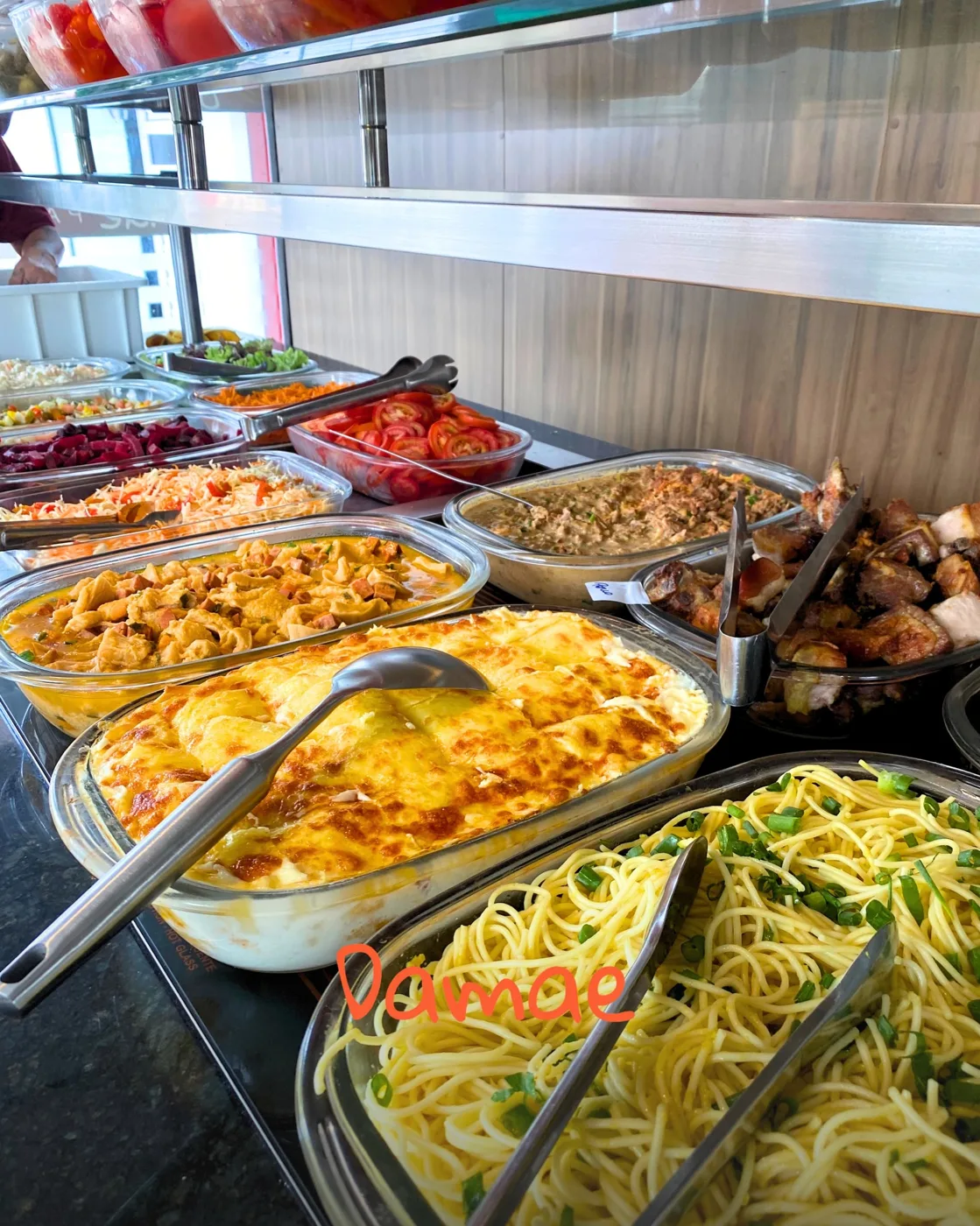 Bandejas do buffet da Damae com massas e pratos quentes